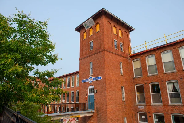 Newmarket Mills binası Lamprey River 'da tarihi kasaba merkezi Newmarket, New Hampshire NH, ABD. Bu bina Rivermoor İniş Apartmanı.