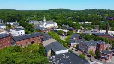 Amesbury şehir merkezinin ana caddedeki tarihi hava manzarası Market Meydanı, Market Caddesi Baptist Kilisesi ve Amesbury, Massachusetts MA 'daki tarihi değirmen binaları da dahil olmak üzere..  