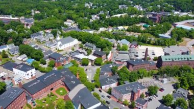 Amesbury şehir merkezinin ana caddedeki tarihi hava manzarası Market Meydanı, Market Caddesi Baptist Kilisesi ve Amesbury, Massachusetts MA 'daki tarihi değirmen binaları da dahil olmak üzere..  