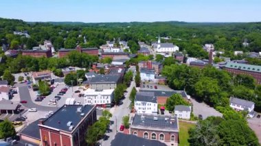 Amesbury şehir merkezinin ana caddedeki tarihi hava manzarası Market Meydanı, Market Caddesi Baptist Kilisesi ve Amesbury, Massachusetts MA 'daki tarihi değirmen binaları da dahil olmak üzere..  