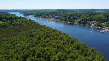Merrimack Nehri havadan görüntüsü yazın Amesbury ve Newburyport arasında nehir ağzı yakınında, Massachusetts MA, ABD. 