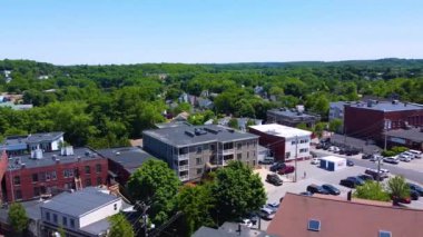 Amesbury şehir merkezinin ana caddedeki tarihi hava manzarası Market Meydanı, Market Caddesi Baptist Kilisesi ve Amesbury, Massachusetts MA 'daki tarihi değirmen binaları da dahil olmak üzere..  