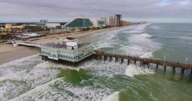 Daytona Beach Main Street Pier ve Joe 's Crab Shack hava manzaralı bulutlu bir günde, Daytona Beach, Florida FL, ABD.
