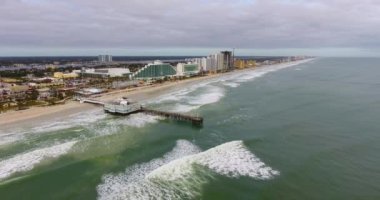 Daytona Beach Main Street Pier ve Joe 's Crab Shack hava manzaralı bulutlu bir günde, Daytona Beach, Florida FL, ABD.
