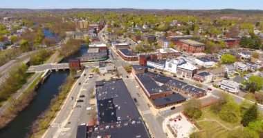 Medford, Massachusetts MA, ABD 'de Riverside Caddesi, Salem Caddesi ve Forest Caddesi' ndeki Mystic River ve Medford tarihi merkezinin havadan görüntüsü. 