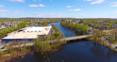 Waltham Tarih Merkezi ve Cabot Lowell Değirmeni 'nin arka planında Waltham, Massachusetts MA, ABD. 