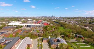 Baharda Arsenal Park ve Charles Nehri 'nin hava manzarası. Arka planda Boston City silüeti. Watertown, Massachusetts MA, ABD. 