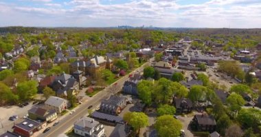 Melrose, Massachusetts MA, ABD 'deki Melrose şehrindeki Foster Caddesi ve ana caddedeki Melrose tarihi merkez hava manzarası. 