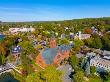 Winchester Belediye Binası Winchester Center Tarihi Bölgesi 'nde sonbaharda Winchester, Massachusetts MA, ABD.