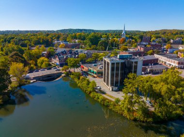 Winchester Center Historic District, ABD 'nin Winchester, Massachusetts MA kentindeki Aberjona Nehri' ndeki Mill Pond 'da sonbaharda.