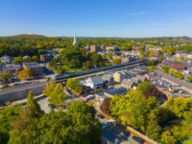 Amtrak Downeaster Winchester tarihi merkezinde sonbaharda Massachusetts MA, ABD 'deki Winchester kasabasında koşuyor..