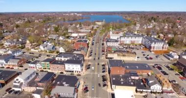 Wakefield tarihi şehir merkezinin Wakefield, Massachusetts MA, ABD 'deki ana caddedeki hava manzarası. 
