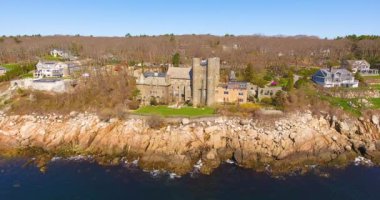 Hammond Kalesi 'nin, Massachusetts MA, ABD' deki Gloucester kentindeki Magnolia köyündeki hava görüntüsü. Bu bina 1926 'da Gloucester Limanı kıyısında inşa edildi..