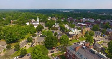 Town Common, Old South United Metodist Kilisesi ve Town Hall, Reading, Massachusetts MA, ABD. 