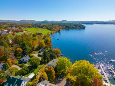 Wolfeboro tarihi şehir merkezi Winnipesaukee Gölü hava manzaralı ana caddede, Wolfeboro kasabası, New Hampshire NH, ABD. 