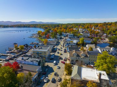Wolfeboro tarihi şehir merkezi Winnipesaukee Gölü hava manzaralı ana caddede, Wolfeboro kasabası, New Hampshire NH, ABD. 