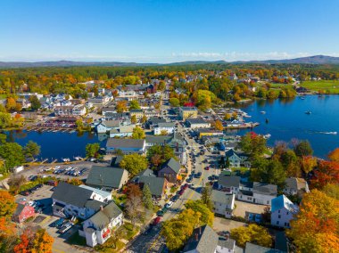 Wolfeboro tarihi şehir merkezi Winnipesaukee Gölü hava manzaralı ana caddede, Wolfeboro kasabası, New Hampshire NH, ABD. 