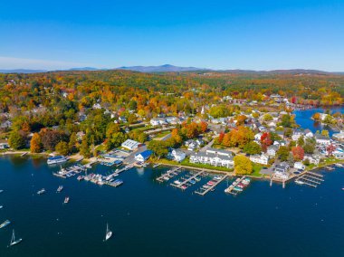 Wolfeboro tarihi şehir merkezi Winnipesaukee Gölü hava manzaralı ana caddede, Wolfeboro kasabası, New Hampshire NH, ABD. 