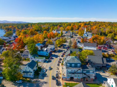 Wolfeboro tarihi şehir merkezi Winnipesaukee Gölü hava manzaralı ana caddede, Wolfeboro kasabası, New Hampshire NH, ABD. 