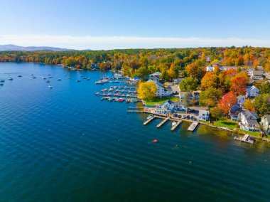 Wolfeboro tarihi şehir merkezi Winnipesaukee Gölü hava manzaralı ana caddede, Wolfeboro kasabası, New Hampshire NH, ABD. 