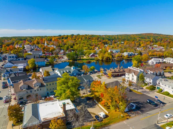 ウォルフボロ歴史的な町の中心部バックベイにあるレイクウィニペソーキー航空の秋の景色 町ウォフボロ ニューハンプシャー州Nh アメリカ — ストック写真