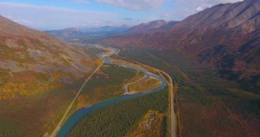 Denali Ulusal Parkı, Nenana Nehri ve Alaska Yolu 3, namı diğer George Parks Otoyolu sonbaharda Denali Ulusal Parkı, Alaska AK, ABD 'nin dış sınırında görüldü..