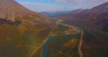 Denali Ulusal Parkı, Nenana Nehri ve Alaska Yolu 3, namı diğer George Parks Otoyolu sonbaharda Denali Ulusal Parkı, Alaska AK, ABD 'nin dış sınırında görüldü..