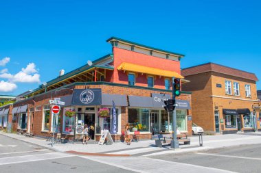Magog, Quebec QC, Kanada 'daki Rue Principale O Caddesi' ndeki tarihi ticari binalar.. 