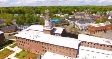 Maynard 'ın tarihi şehir merkezi ve 1847 Assabet Woolen Mill' in ilkbaharda Assabet Nehri üzerindeki ana caddedeki hava manzarası, Maynard, Massachusetts MA, ABD.