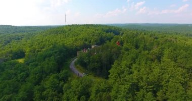 Searles Castle 'ın 1905 yılında inşa edilmiş Grand English Tudor tarzı hava görüntüsü Windham, New Hampshire NH, ABD' de bulunmaktadır.. 