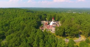 Searles Castle 'ın 1905 yılında inşa edilmiş Grand English Tudor tarzı hava görüntüsü Windham, New Hampshire NH, ABD' de bulunmaktadır.. 