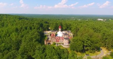 Searles Castle 'ın 1905 yılında inşa edilmiş Grand English Tudor tarzı hava görüntüsü Windham, New Hampshire NH, ABD' de bulunmaktadır.. 