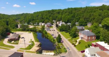 Wilton şehir merkezinin ana caddedeki hava manzarası ve Souhegan Nehri New Hampshire NH, ABD 'deki Wilton kasabasında.. 