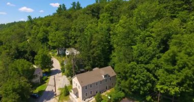 Wilton şehir merkezinin ana caddedeki hava manzarası ve Souhegan Nehri New Hampshire NH, ABD 'deki Wilton kasabasında.. 