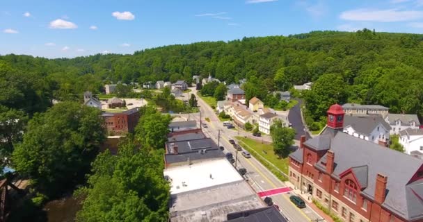 ニューハンプシャー州ウィルトンのメインストリートとサウヘガン川のウィルトン タウン中心部の空中ビュー — ストック動画