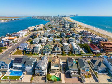 Arka planda Atlantic City, Longport, New Jersey NJ, ABD ile Longport Point hava görüntüsü. Longport, Absecon Adası 'nın en güneydeki kentidir.. 