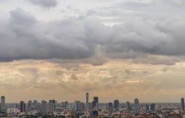 Bangkok, Tayland - 16 Haziran 2020: Gün batımından önce Bangkok 'un güzel gökyüzü manzarası günün geri kalanı için rahatlatıcı bir his yaratıyor. Seçici odak.