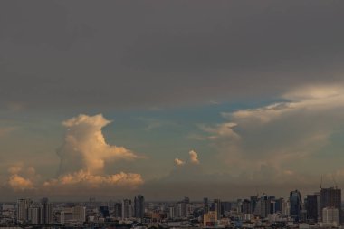 Bangkok, Tayland - 23 Haziran 2020: Gün batımından önce güzel şehir manzarası günün geri kalanı için rahatlatıcı bir his yaratıyor. Seçici odak.
