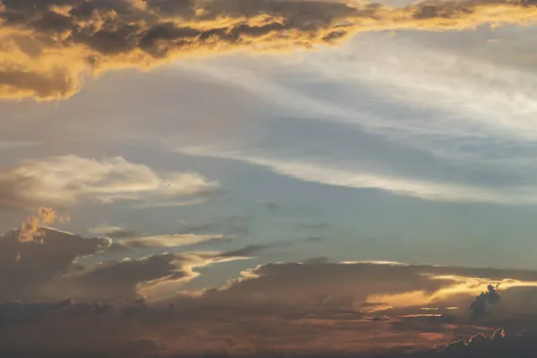 Felhős Gyönyörű Napfényből Sugárzó Fénnyel Felhő Lágysága Relaxáció Érzését Kelti — Stock Fotó