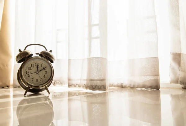 Relógio Alarme Sala Que Têm Luz Cedo Através Bela Cortina — Fotografia de Stock