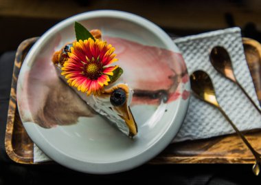 Yuzu yabanmersinli tart ve iki kaşıkla servis edilen güzel kızılderili battaniye çiçeği. Fransız tatlısı. Seçici odak.