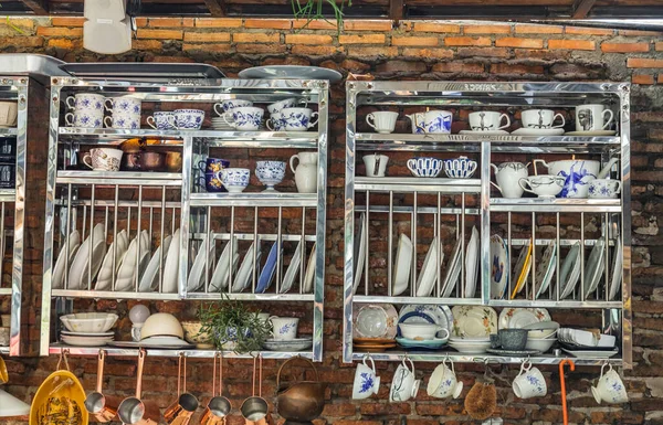 Luxe Servies Van Keramiek Roestvrijstalen Planken Aan Rode Bakstenen Muur — Stockfoto