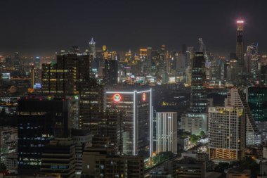 Bangkok, Tayland - 28 Ağustos 2020: Geceleri gökdelenli Bangkok şehir merkezi şehre modern bir tarz kazandırıyor. Seçici odak.