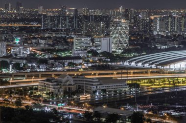 Bangkok, Tayland - 28 Ağustos 2020: Bang Sue merkez istasyonunun gökdelenlerle çevrili havadan görüntüsü. Seçici odak.