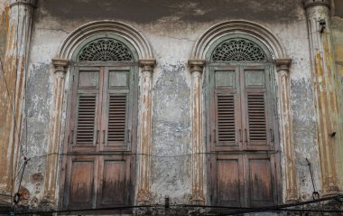 Eski duvarda iki ahşap kapı var. Batı Mimari Biçimi, Seçici Odaklanma.