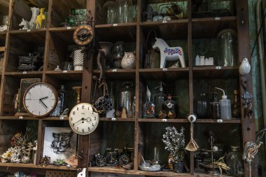Bangkok, Tayland - 26 Haziran 2020 Salon Vintage tarzında el yapımı ahşap duvar raflarında duvar saatleri ve koleksiyonlar. Seçici odak.