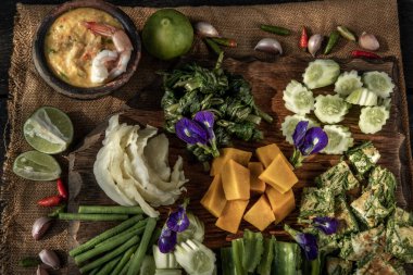 Tayland Geleneksel Yerel Yemekleri: Karidesli biber sosu veya karidesli (Nam Prik Goong Sod) karides ve ahşap zemin üzerinde cha-om omleti.