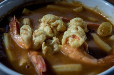 Nilüfer köklü ekşi çorba ve karides (lotus saplı kaeng som koong), geleneksel Tayland yemeği.