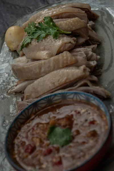 Крупный План Азиатской Кухни Маринованной Курицей Betong Chickken Соусом Керамической — стоковое фото