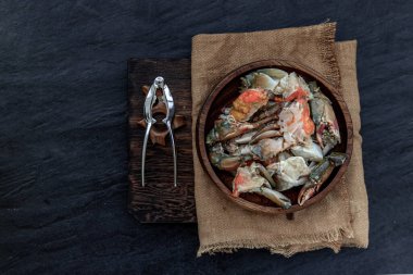 Balık soslu mayalanmış at yengeci ve ahşap kasede balık soslu deniz yengeci yumurta turşusu..